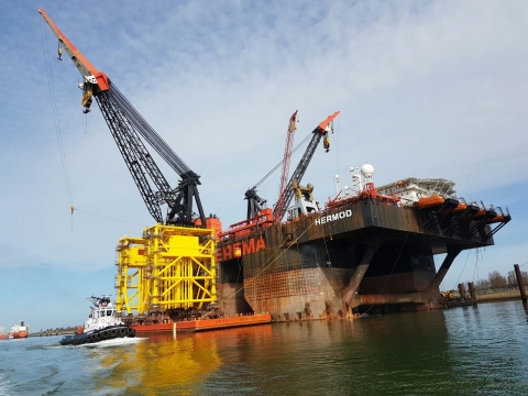 Harbour towage of 300ft UR98 barge